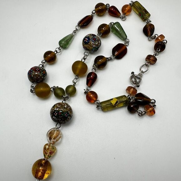 Vintage ALL GLASS and silver tone hardware necklace with "tassel" pendant! - Picture 9 of 12